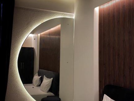 Gomti Nagar Apartment | Discover The Black House: Family-Friendly with Pool Access
