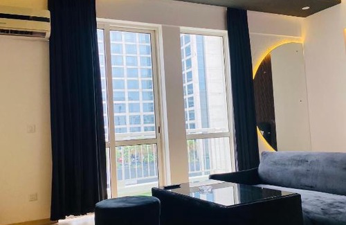 Gomti Nagar Apartment | Discover The Black House: Family-Friendly with Pool Access