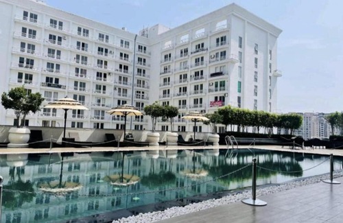 Gomti Nagar Apartment | Discover The Black House: Family-Friendly with Pool Access