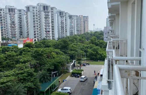 Gomti Nagar Apartment | Discover The Black House: Family-Friendly with Pool Access