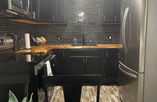 Lawton Condo | Guest Rated 10/10: The Black House, Modern Hideaway by Ft. Sill