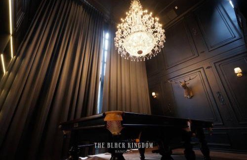 Bang Phlat Villa | Discover The Black Kingdom: 4-Star Oasis with Pool & Hot Tub