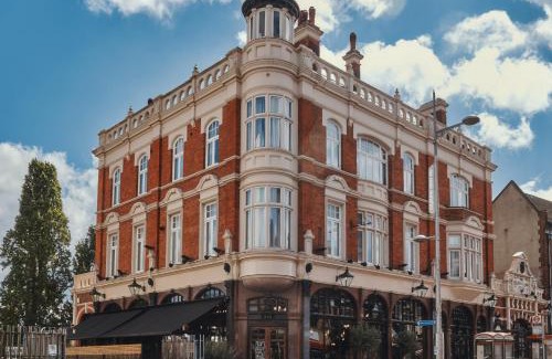 Kilburn Hotel | Stay at The Black Lion Pub & Boutique Guesthouse - Rated 9.3!