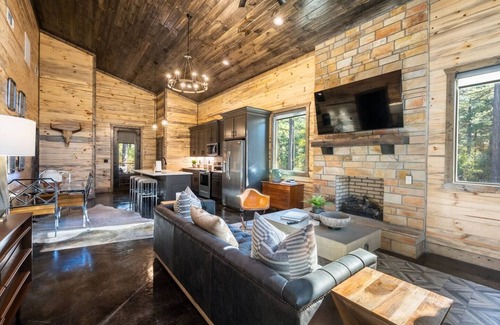 Pickens Cabin | Ideal Blaylock Cabin with Hot Tub & Pet-Friendly Comfort