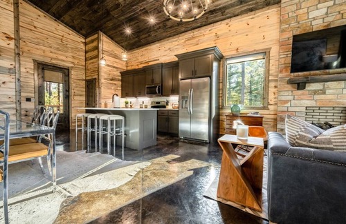 Pickens Cabin | Ideal Blaylock Cabin with Hot Tub & Pet-Friendly Comfort