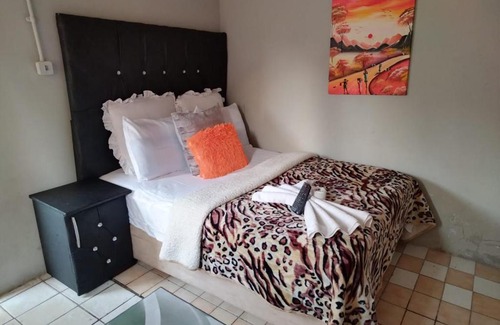 Greater Johannesburg Metropolitan Area House | Discover The Bliss Guest House with Relaxing Hot Tub Access