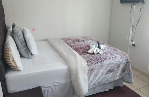 Greater Johannesburg Metropolitan Area House | Discover The Bliss Guest House with Relaxing Hot Tub Access