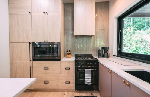 South Bloomingville Cabin | Explore The Block Tower: Family-Friendly Stay in Hocking Hills