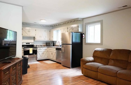 Ten Mile House | Discover The Blue Cat Lodge: 9.2/10 Rated, Pet Friendly Bliss