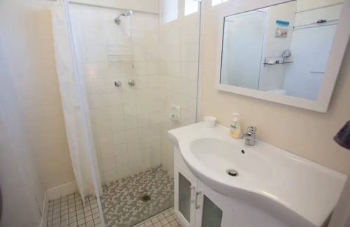 Shenton Park Apartment | Relax at The Blue Door Villa 2: Spa & Breakfast Included