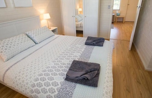 Shenton Park Apartment | Relax at The Blue Door Villa 2: Spa & Breakfast Included
