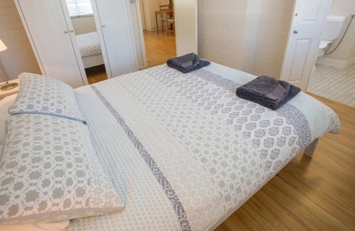 Shenton Park Apartment | Relax at The Blue Door Villa 2: Spa & Breakfast Included