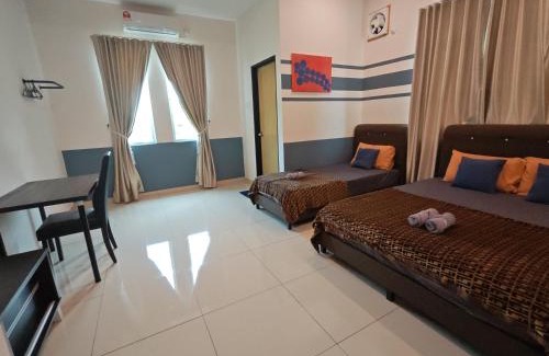 Asam Kumbang House | Cozy Blue Guest House with Free WiFi and Parking in Aulong