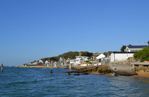 Cowes House | Cozy Retreat at The Blue House with Beach Access & Pool
