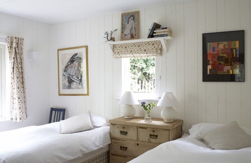 Cowes House | Cozy Retreat at The Blue House with Beach Access & Pool
