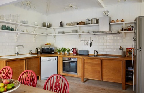 Cowes House | Cozy Retreat at The Blue House with Beach Access & Pool