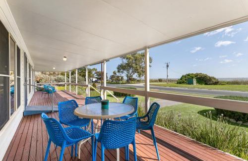 Bonney House | The Blue House on Lake Albert
