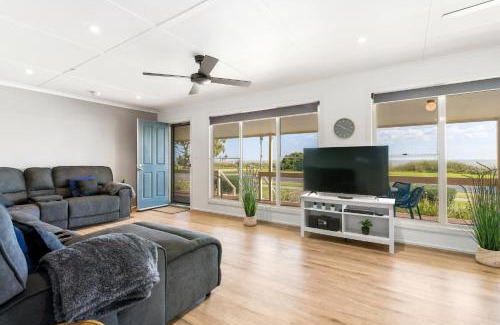 Bonney House | The Blue House on Lake Albert