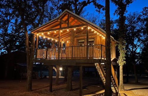 Elm Mott Other | Charming Blue Jay Treehouse: Minutes from Magnolia Baylor