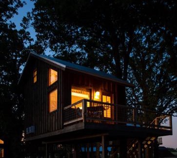 Elm Mott Other | Charming Blue Jay Treehouse: Minutes from Magnolia Baylor
