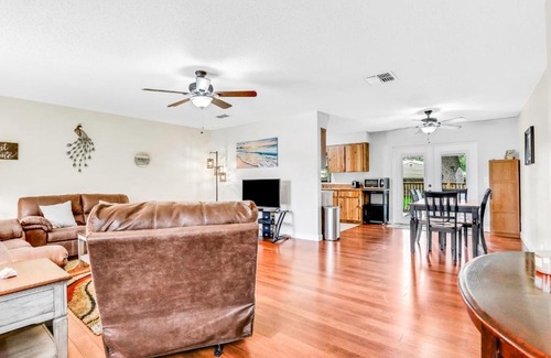 Florida Shores House | Discover Family-Friendly Comfort at The Blue Pearl Hotel