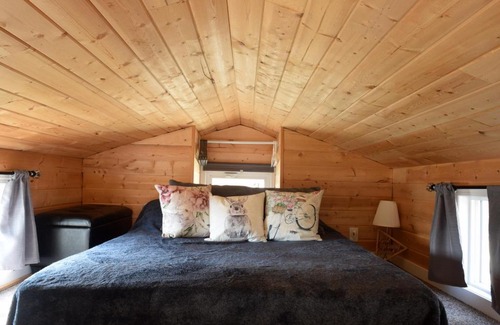 New Bothwell House | Family-Friendly Retreat at The Bluebirds Nest with Hot Tub