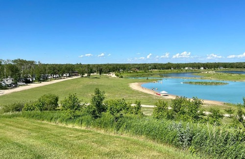 New Bothwell House | Family-Friendly Retreat at The Bluebirds Nest with Hot Tub