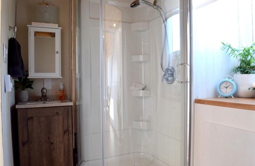 New Bothwell House | Family-Friendly Retreat at The Bluebirds Nest with Hot Tub