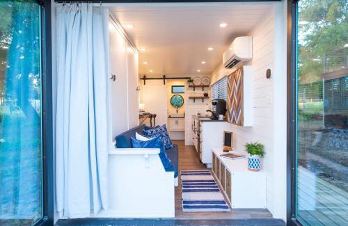 Waco House | Cozy Bluebonnet Container Home Near Downtown Awaits You
