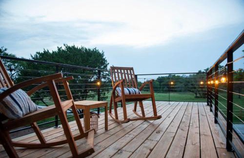 Waco House | Cozy Bluebonnet Container Home Near Downtown Awaits You