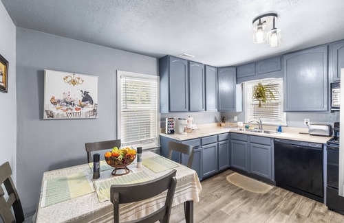 Owensboro House | Top-Rated Getaway at The Bluegrass House with Spa & Hot Tub