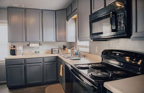 Owensboro House | Top-Rated Getaway at The Bluegrass House with Spa & Hot Tub