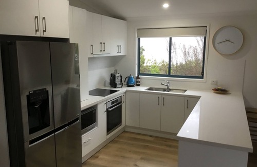 Ventnor House | Beautiful Bluehouse on Phillip Island with Family-Friendly Amenities