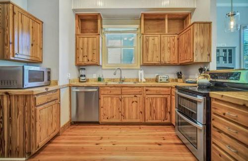 Olde Town House | Spacious 5 BR Bluffton Village Home in Old Town with Breakfast