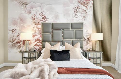 South Main Apartment | Inviting Blush Haus with Pool View Near NRG and TX Med Center