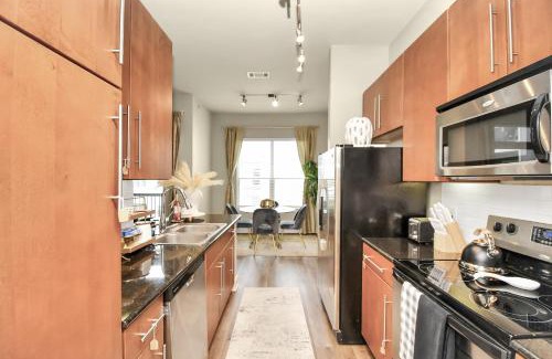 South Main Apartment | Inviting Blush Haus with Pool View Near NRG and TX Med Center