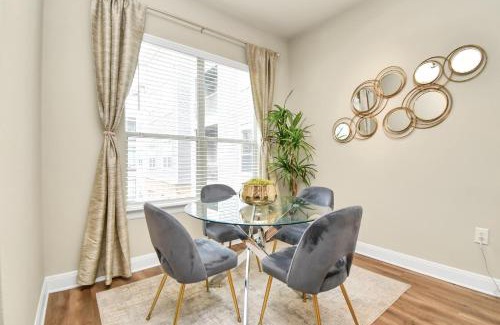 South Main Apartment | Inviting Blush Haus with Pool View Near NRG and TX Med Center