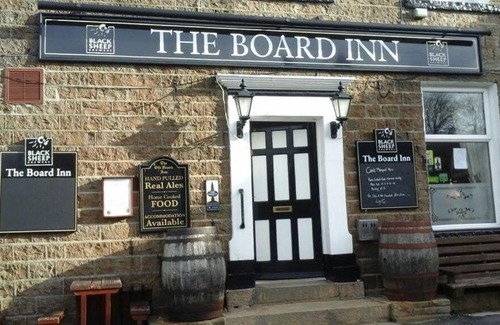 Hawes Hotel | Cozy Getaway at The Board Inn - Pet Friendly & Breakfast Included