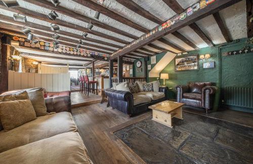 Bishops Castle House | Exceptional Getaway at The Boars Head Pub - 5 Star Retreat