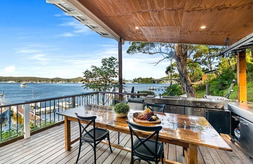 Daleys Point Apartment | Discover The Boathouse: Pet-Friendly & Guest Rated 9.8