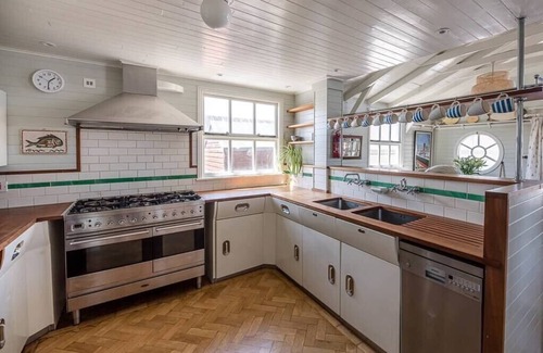Felixstowe House | Cozy Stay at The Boathouse, Felixstowe Ferry with Breakfast