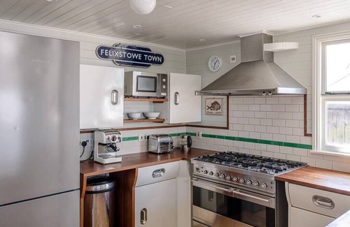 Felixstowe House | Cozy Stay at The Boathouse, Felixstowe Ferry with Breakfast
