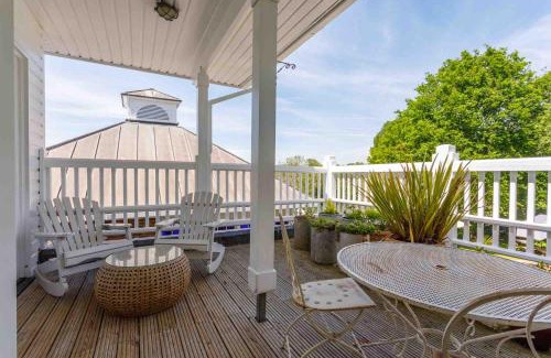 Newton St Loe Hotel | Beautiful Boathouse: 4-Star Stay with Pet-Friendly Amenities