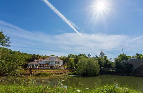 Newton St Loe Hotel | Beautiful Boathouse: 4-Star Stay with Pet-Friendly Amenities