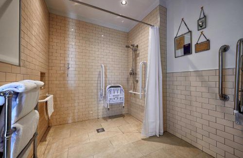 Newton St Loe Hotel | Beautiful Boathouse: 4-Star Stay with Pet-Friendly Amenities
