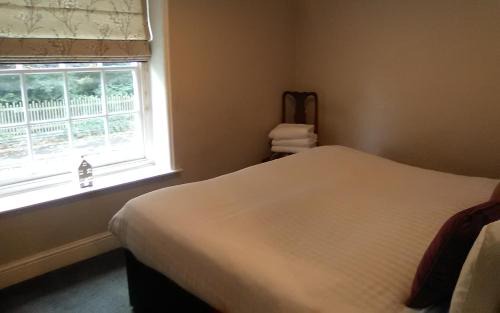 Sutton Bridge Bed & Breakfast | Inviting The Boathouse: Pet-Friendly Stay with Hot Tub