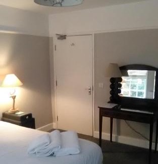 Sutton Bridge Bed & Breakfast | Inviting The Boathouse: Pet-Friendly Stay with Hot Tub