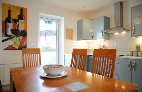 Dingle House | Guest Rated: The Boatyard House with Family-Friendly Amenities
