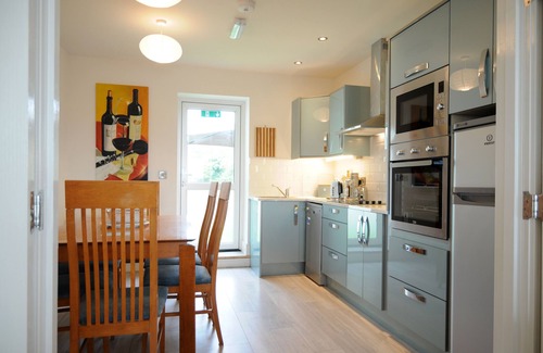 Dingle House | Guest Rated: The Boatyard House with Family-Friendly Amenities