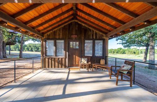 Elm Mott Ski Chalet | Cozy Bobwhite Cabin: 15 Min to Magnolia & Breakfast Included